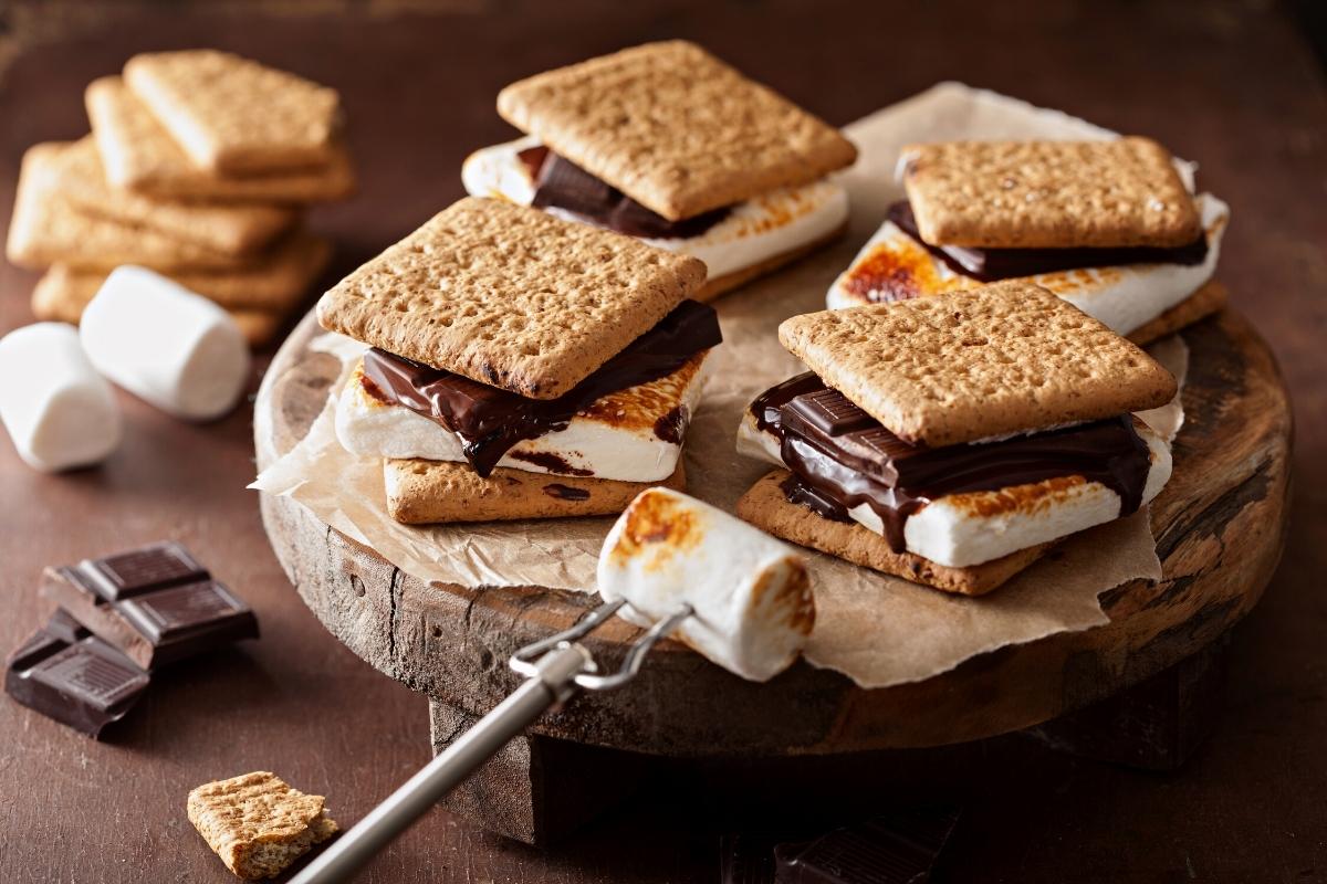 White marshmallows and brown chocolate sandwiched between 2 graham wafers.